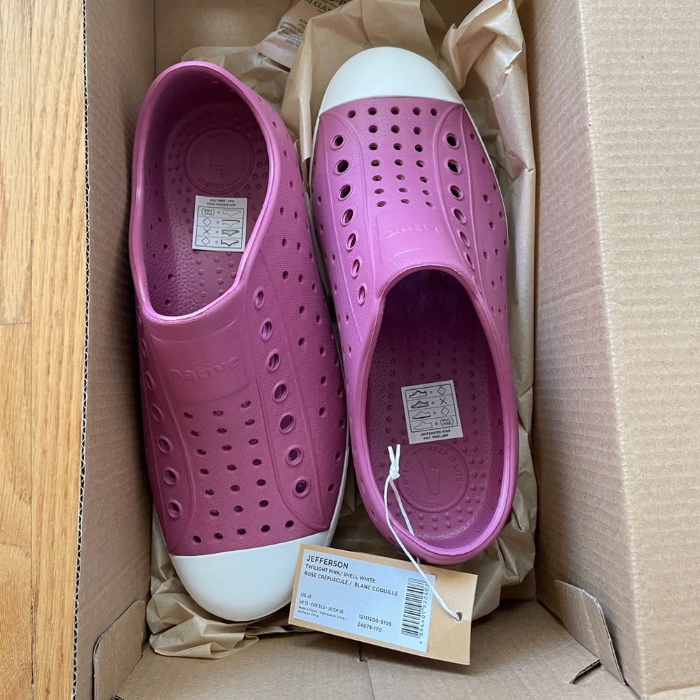 Native Shoes Kids Water Shoes in twilight pink (mauve)